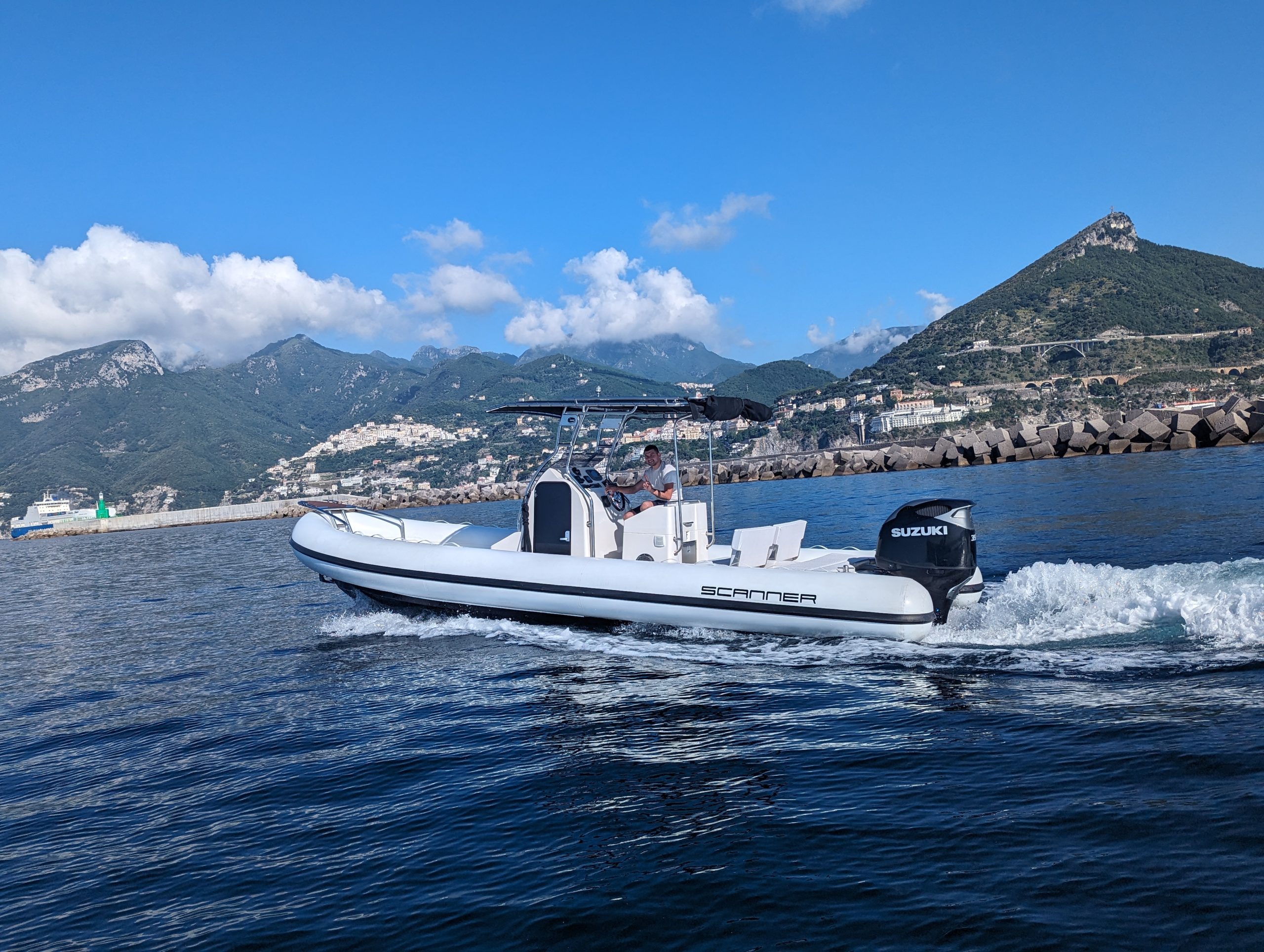 Gommone con patente in navigazione nel Golfo di Salerno