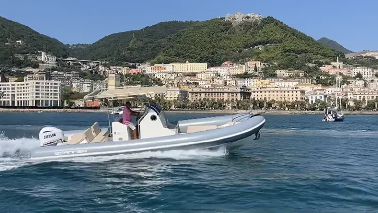 Gommone Scanner 8,70 m davanti al lungomare di Salerno