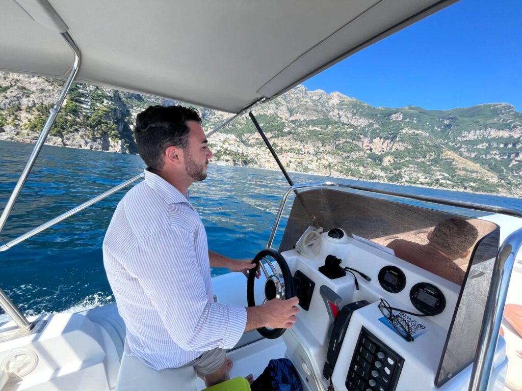 Skipper alla guida del gommone in Costiera Amalfitana