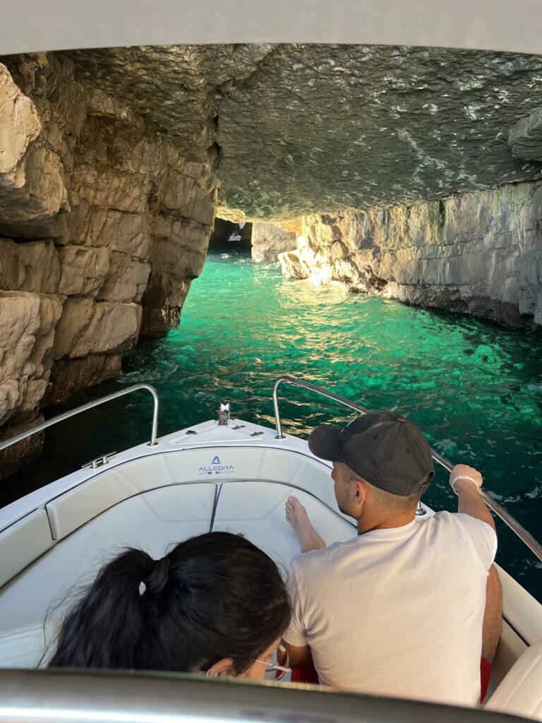 Grotta con acqua verde smeraldo in Costiera Amalfitana - Noleggio Barche Salerno