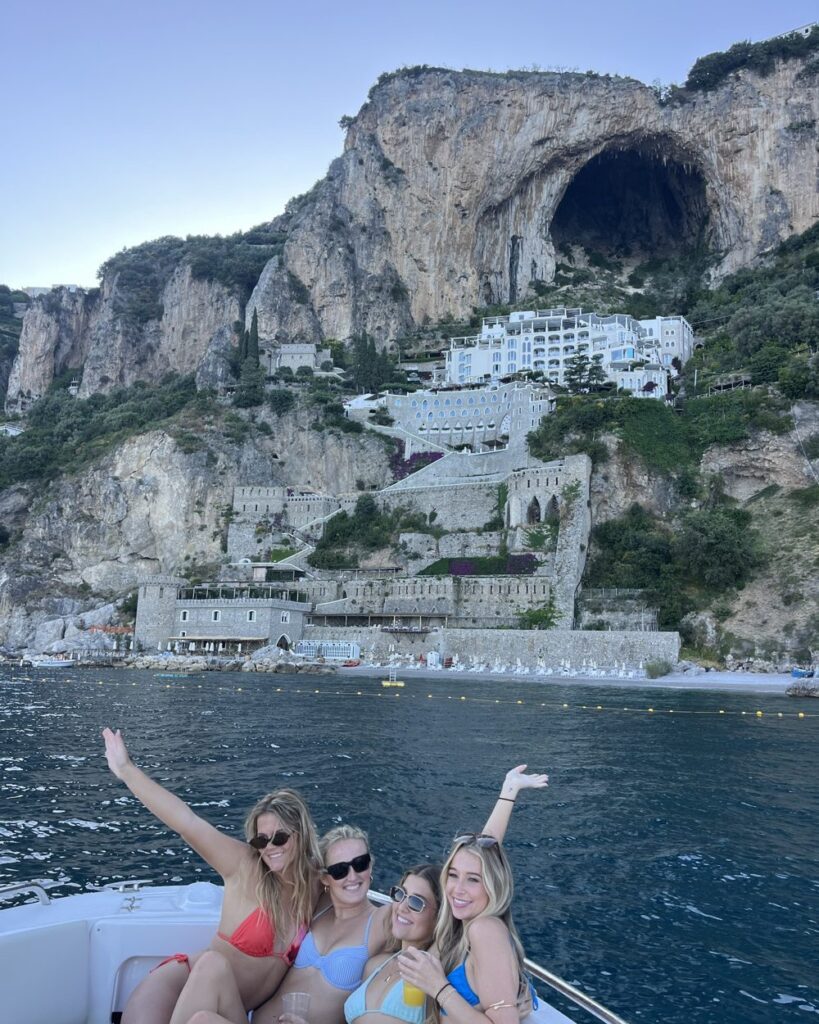 Amiche in barca Costiera Amalfitana