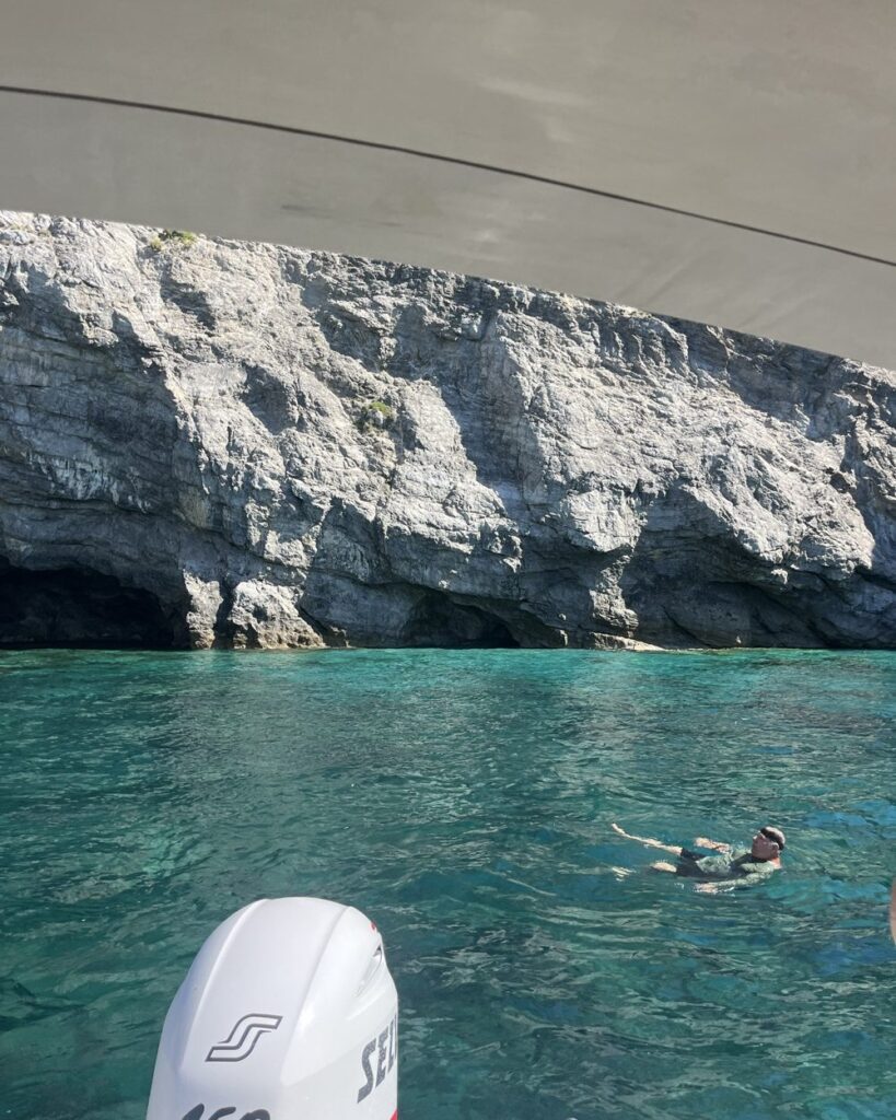 Bagno davanti alle grotte