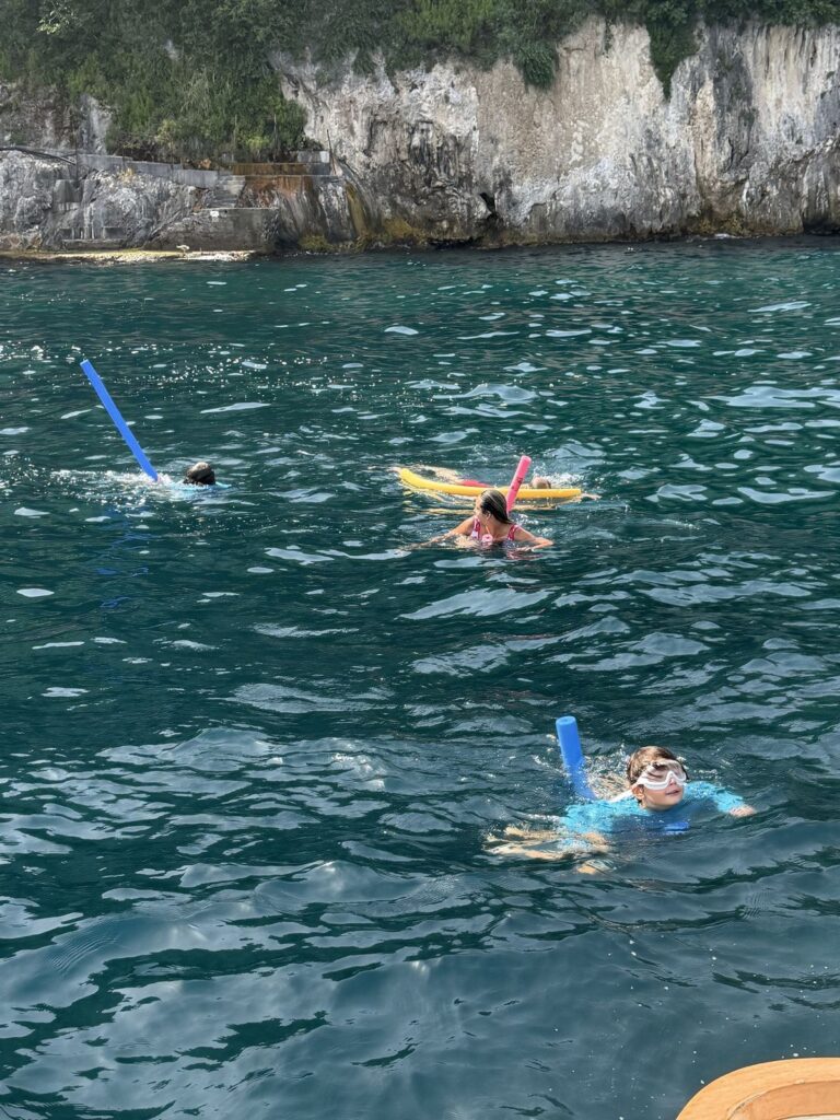 Bambini fanno snorkeling