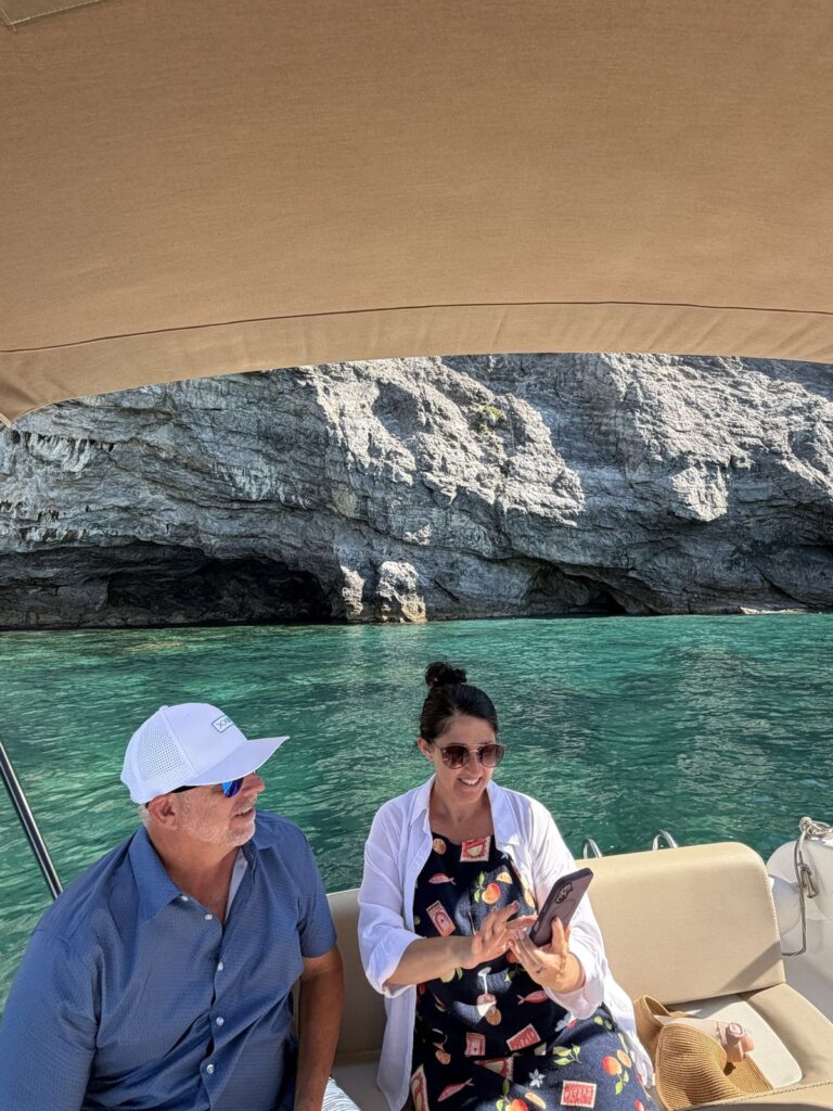 Coppia in gommone alla grotta