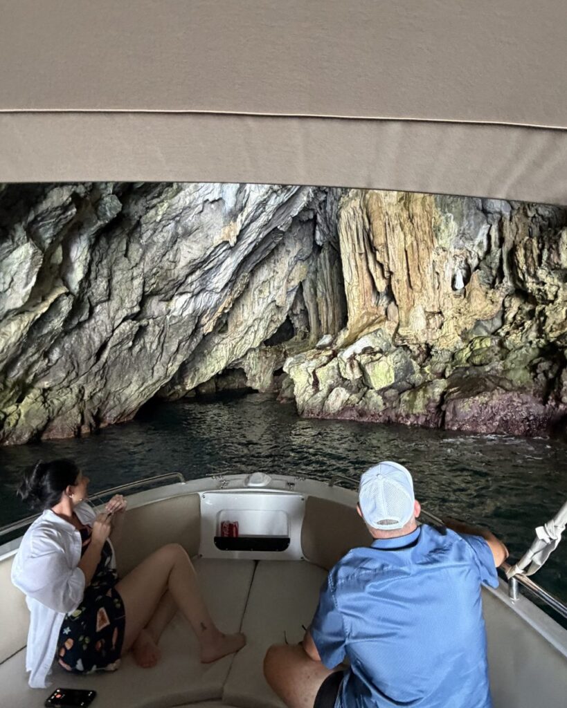 Coppia nella grotta in barca
