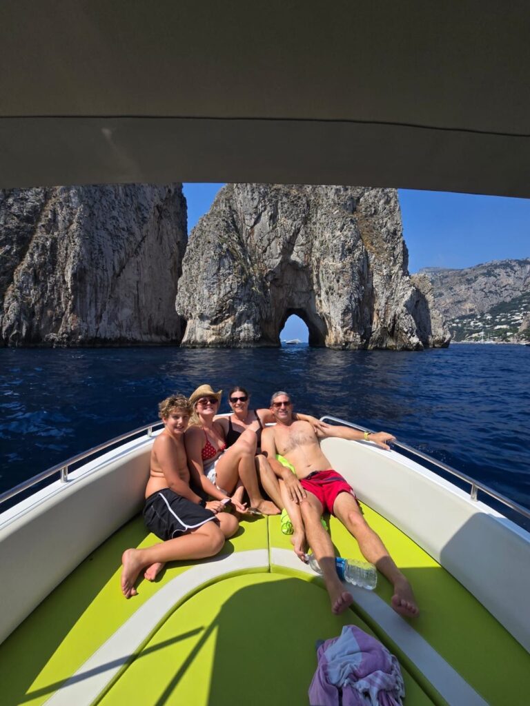 Famiglia in barca ai faraglioni