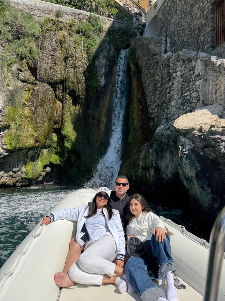 Famiglia in gommone alla cascata