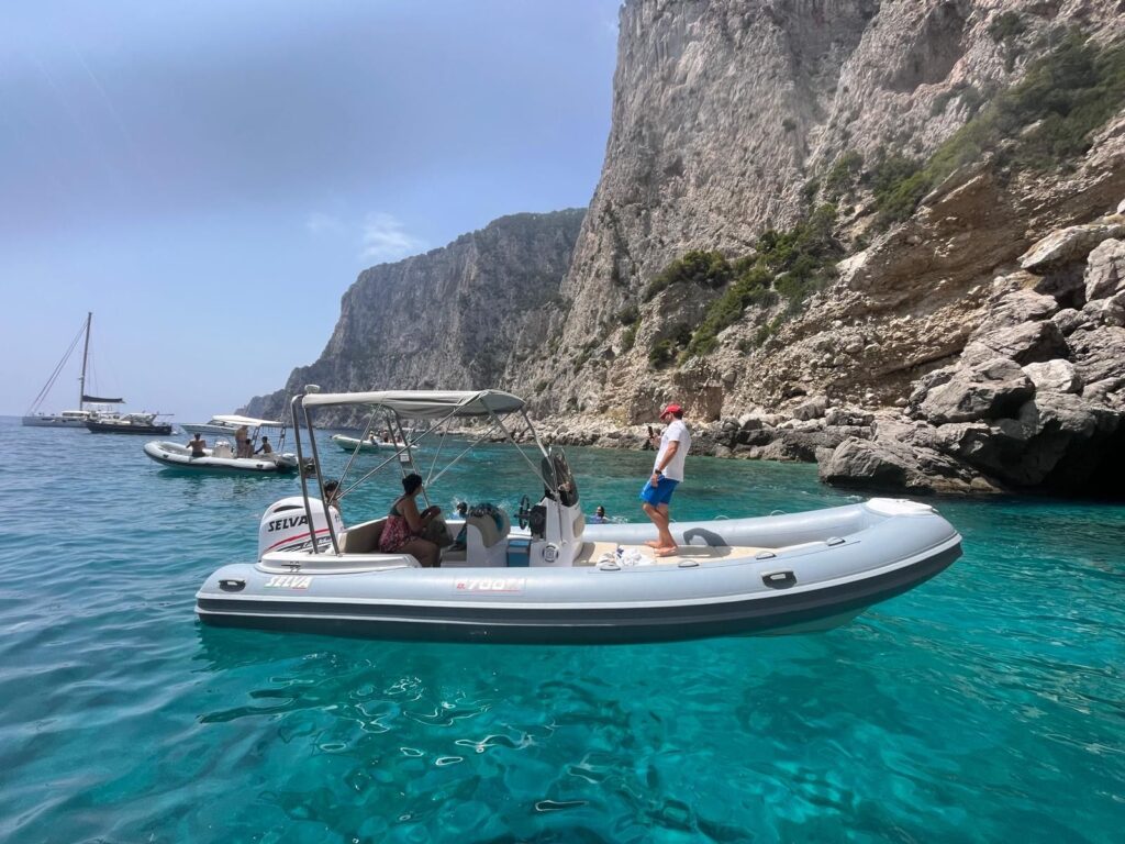 Gommone a Capri acqua turchese