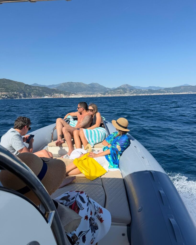 Gommone in navigazione verso Salerno - Noleggio Barche Salerno