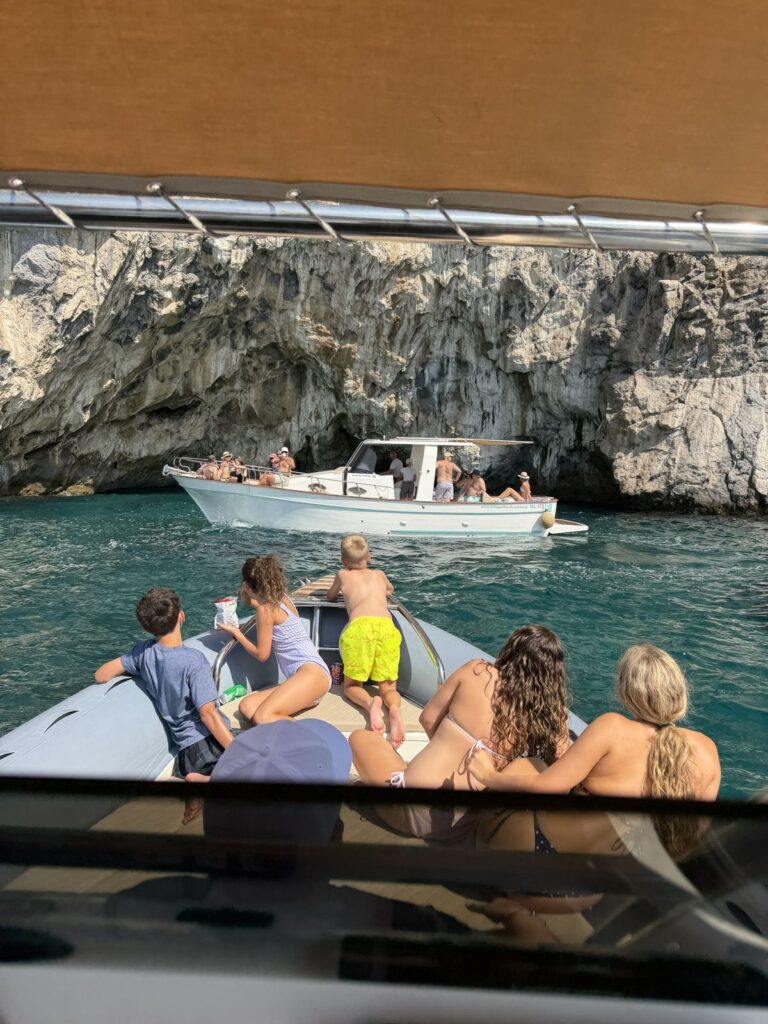 Gozzo nella grotta con ospiti