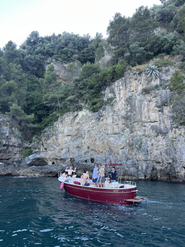 Gozzo con amici sotto la scogliera