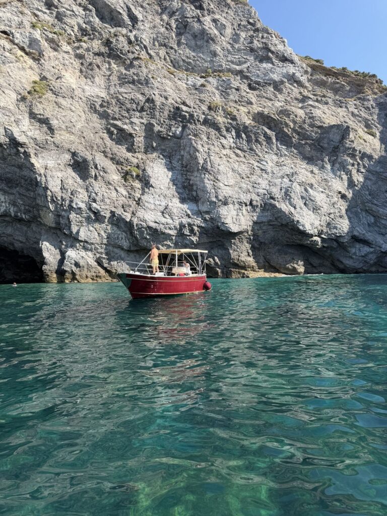 Gozzo davanti alle grotte