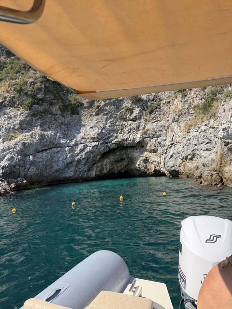 Grotta vista dal gommone
