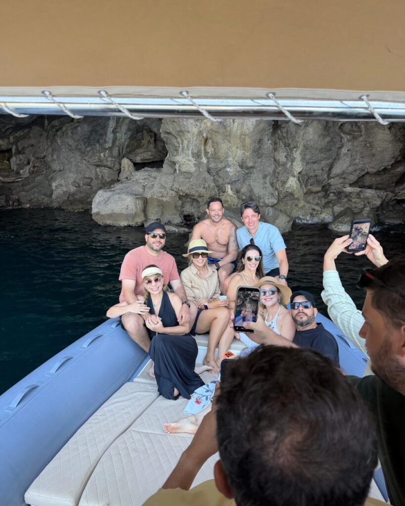 Gruppo in gommone nella grotta