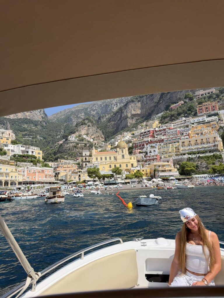 Ragazza in barca a Positano