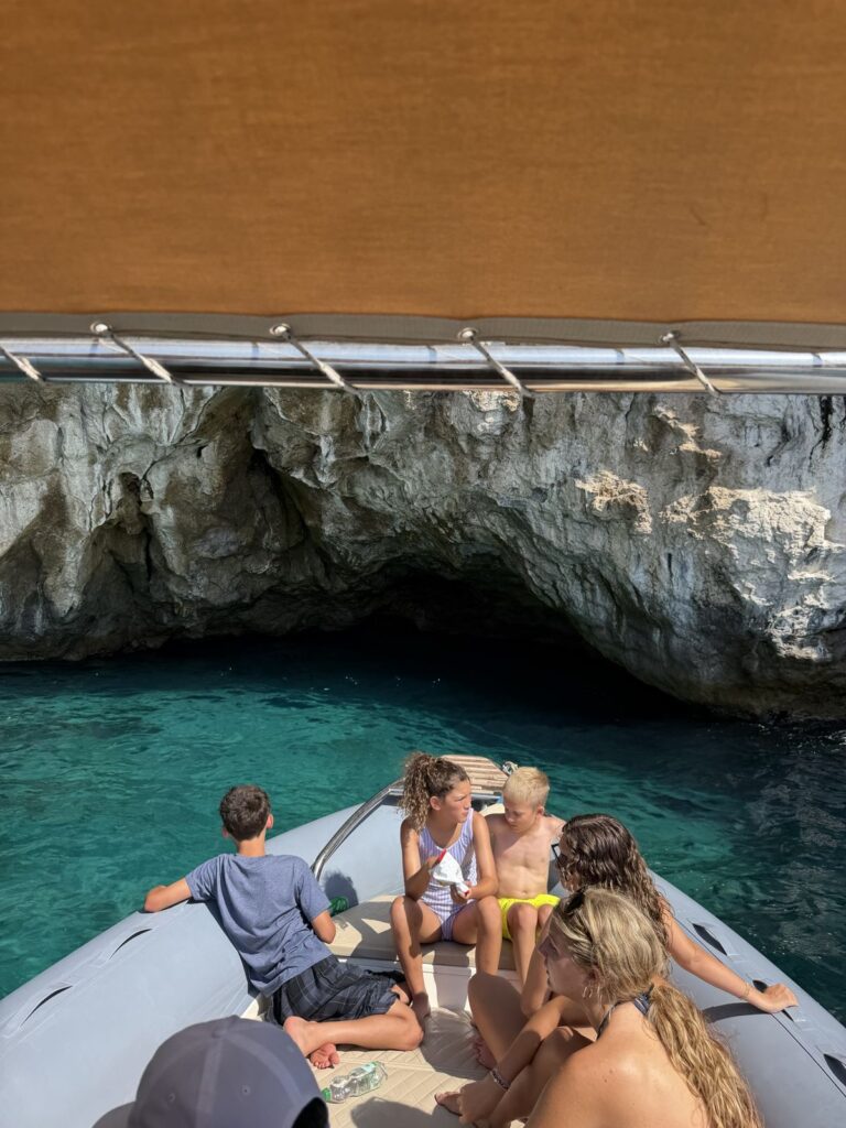 Gommone davanti a una grotta - Noleggio Barche Salerno
