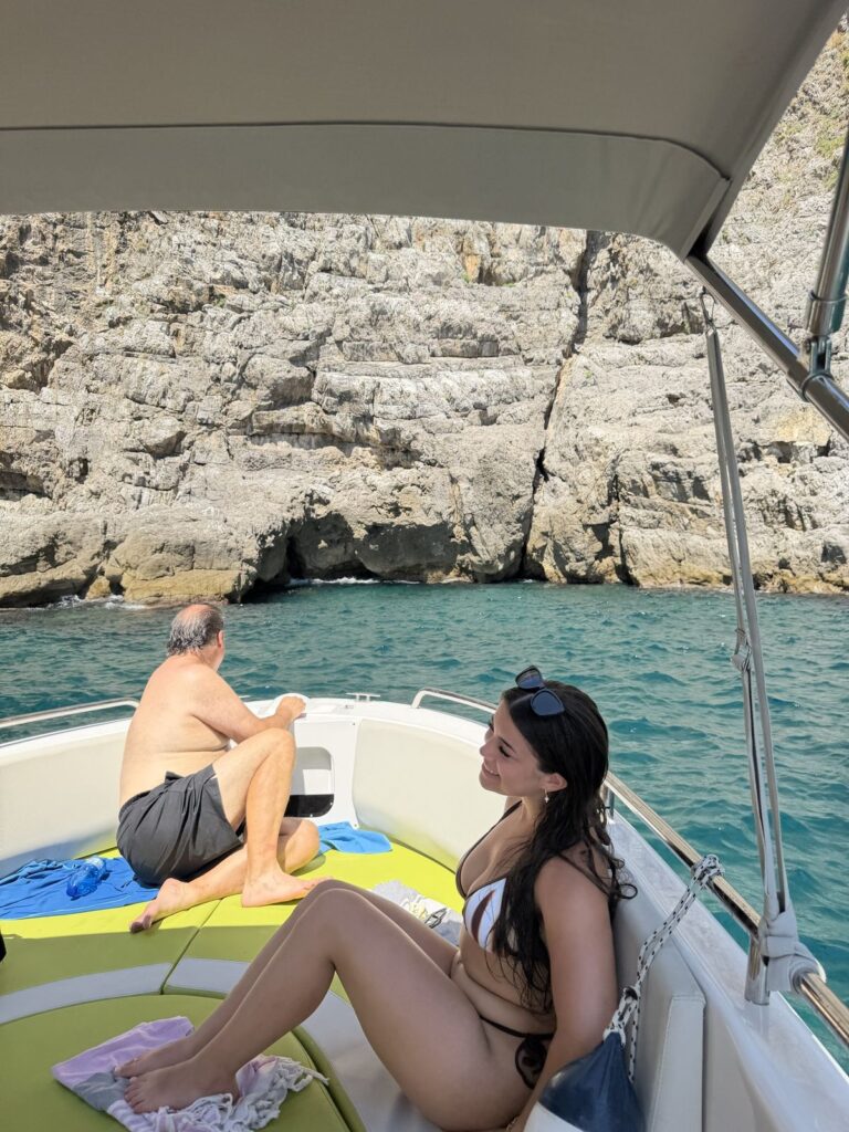 Relax a bordo sotto la scogliera