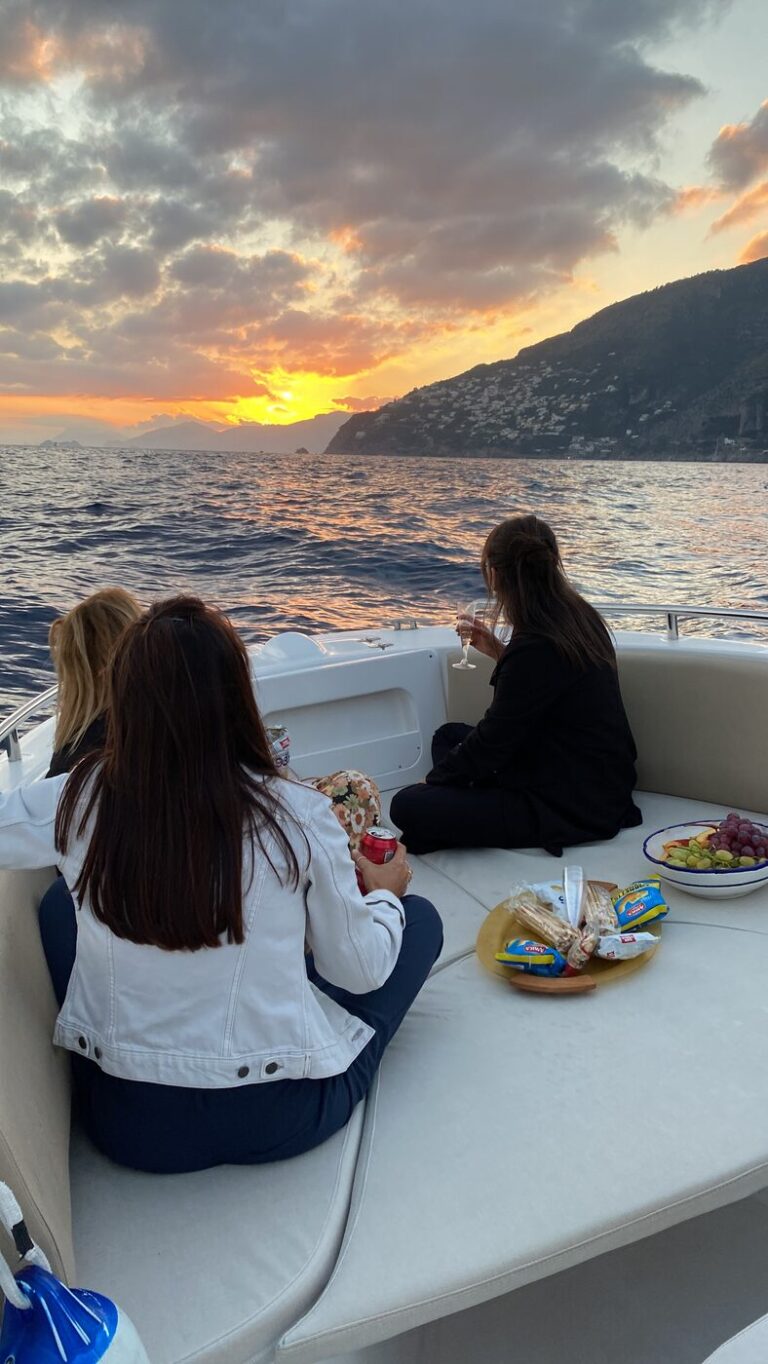 Aperitivo al tramonto in barca in Costiera Amalfitana - Noleggio Barche Salerno