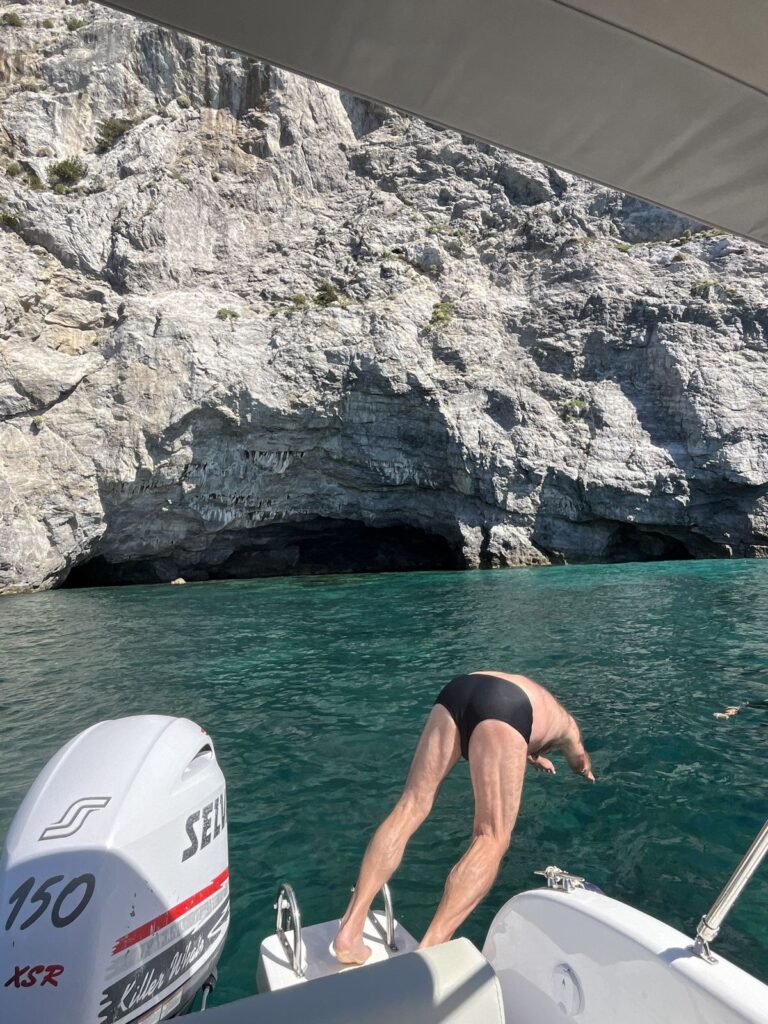 Tuffo dal gommone davanti alle grotte