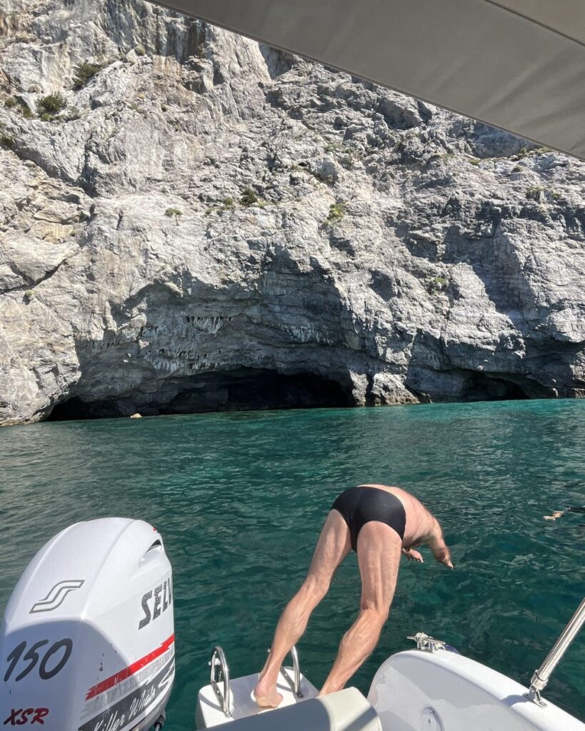Tuffo dalla barca senza patente