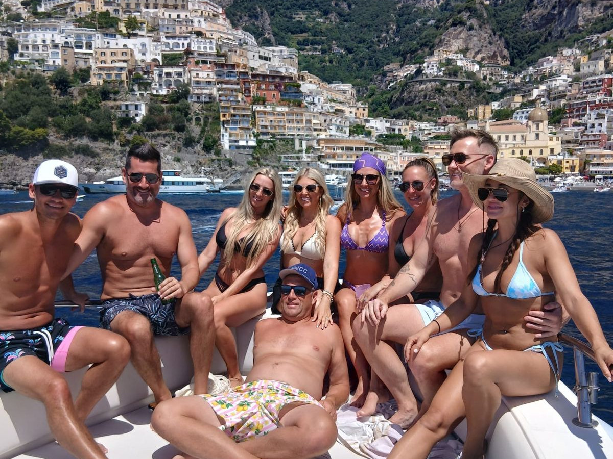 Gruppo di amici in barca a Positano