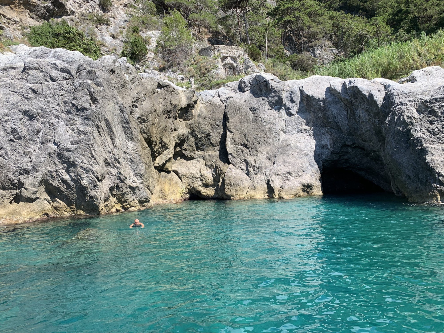 riserva-bagno-in-caletta-sotto-la-scogliera