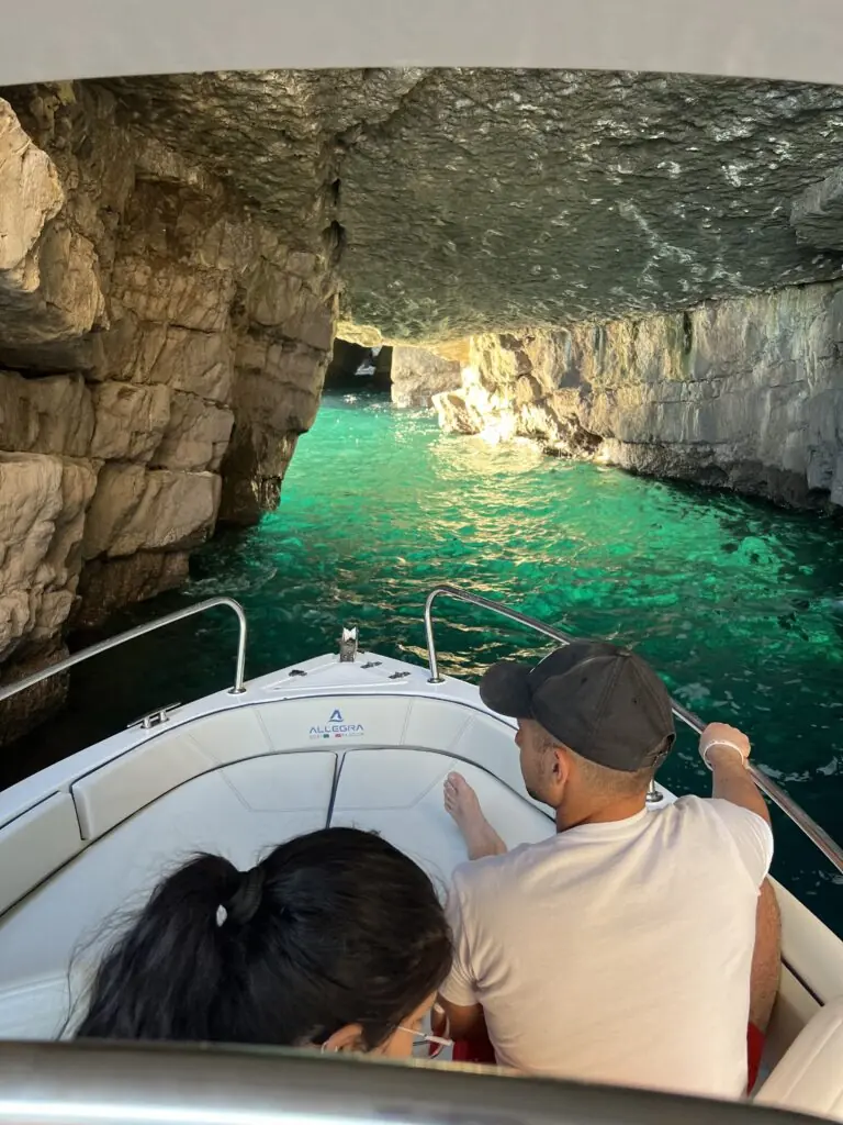 Grotta con acqua verde smeraldo in Costiera Amalfitana - Noleggio Barche Salerno