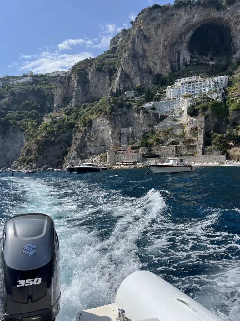 Gommone veloce in navigazione verso la Costiera Amalfitana - Noleggio Barche Salerno