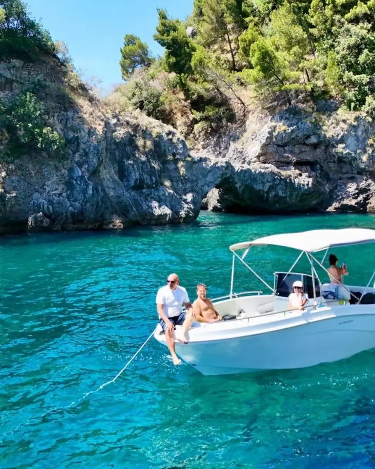 Barca senza patente in una cala della Costiera Amalfitana - Noleggio Barche Salerno