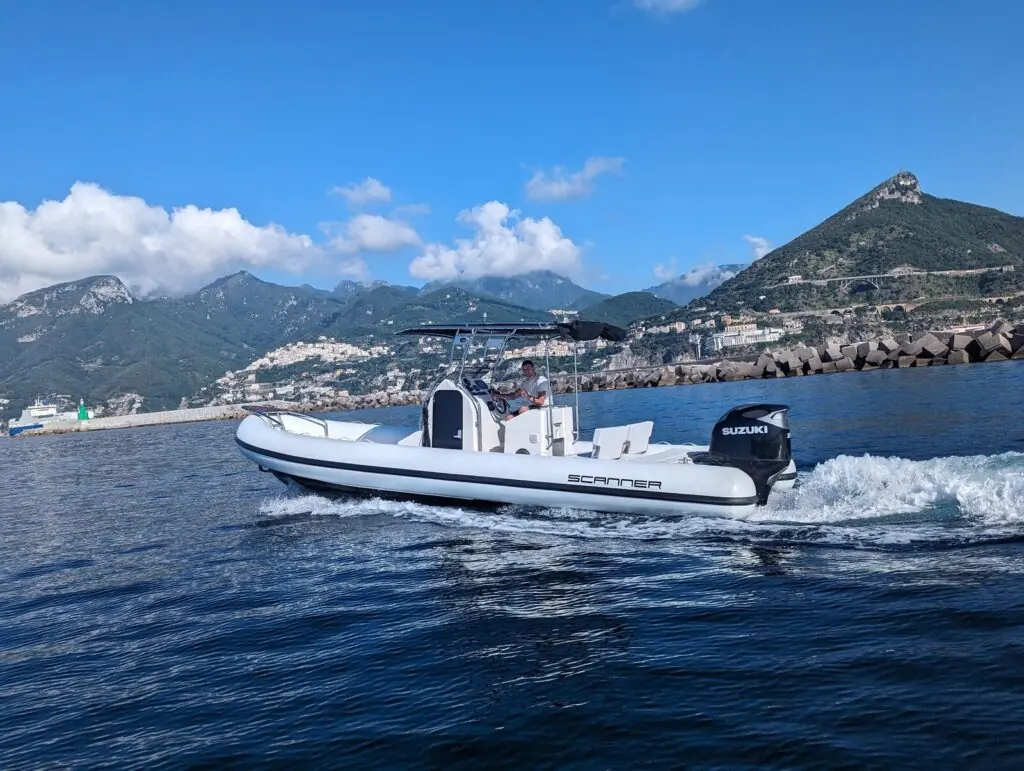 Gommone Scanner 8,70 m in navigazione in Costiera Amalfitana - Noleggio Barche Salerno